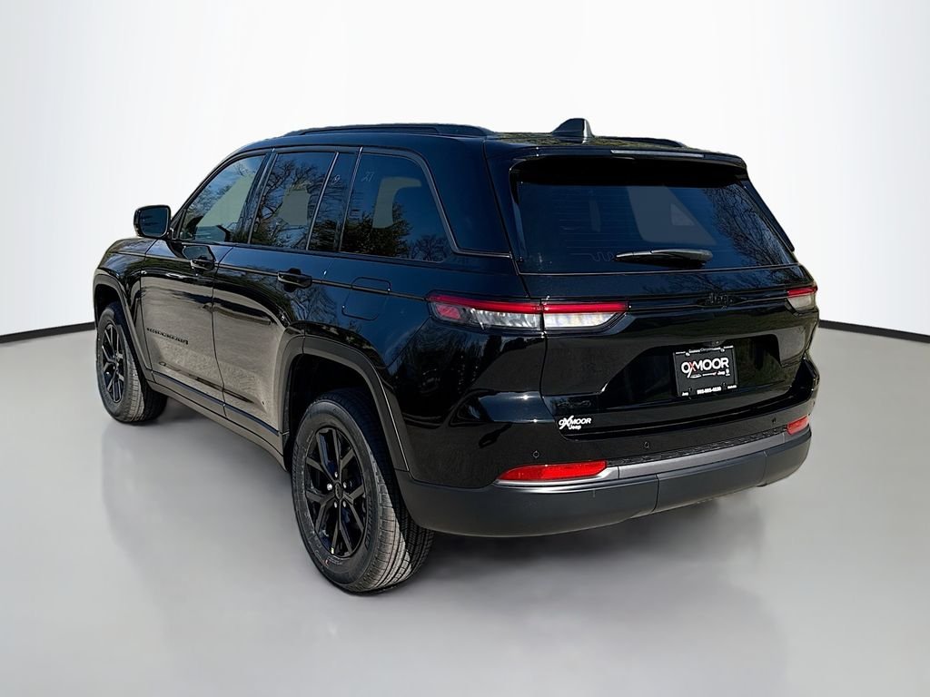 New 2026 Diamond Black Crystal Pearl-Coat Exterior Paint Jeep Laredo Altitude image 6