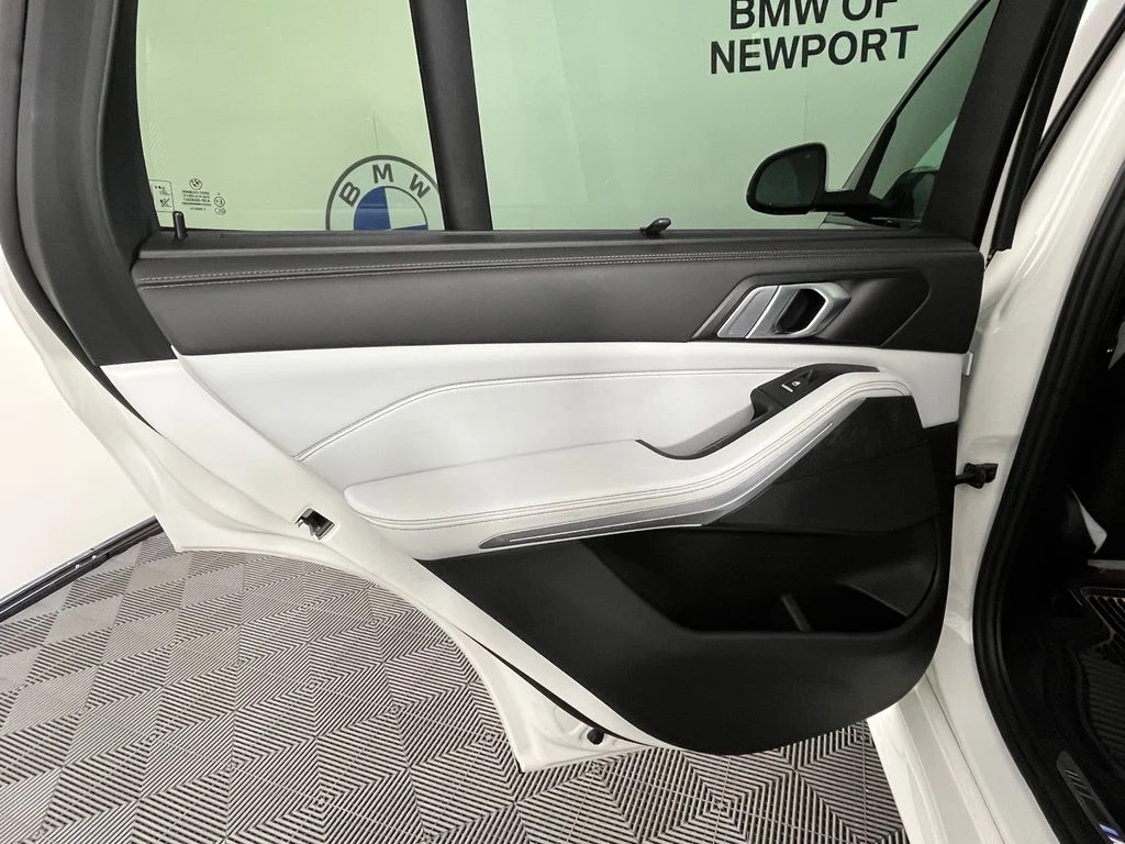 Used 2024 White BMW xDrive40i image 27