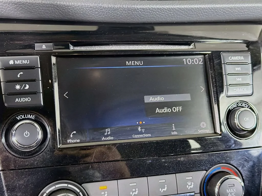 Used 2021  Nissan S image 15