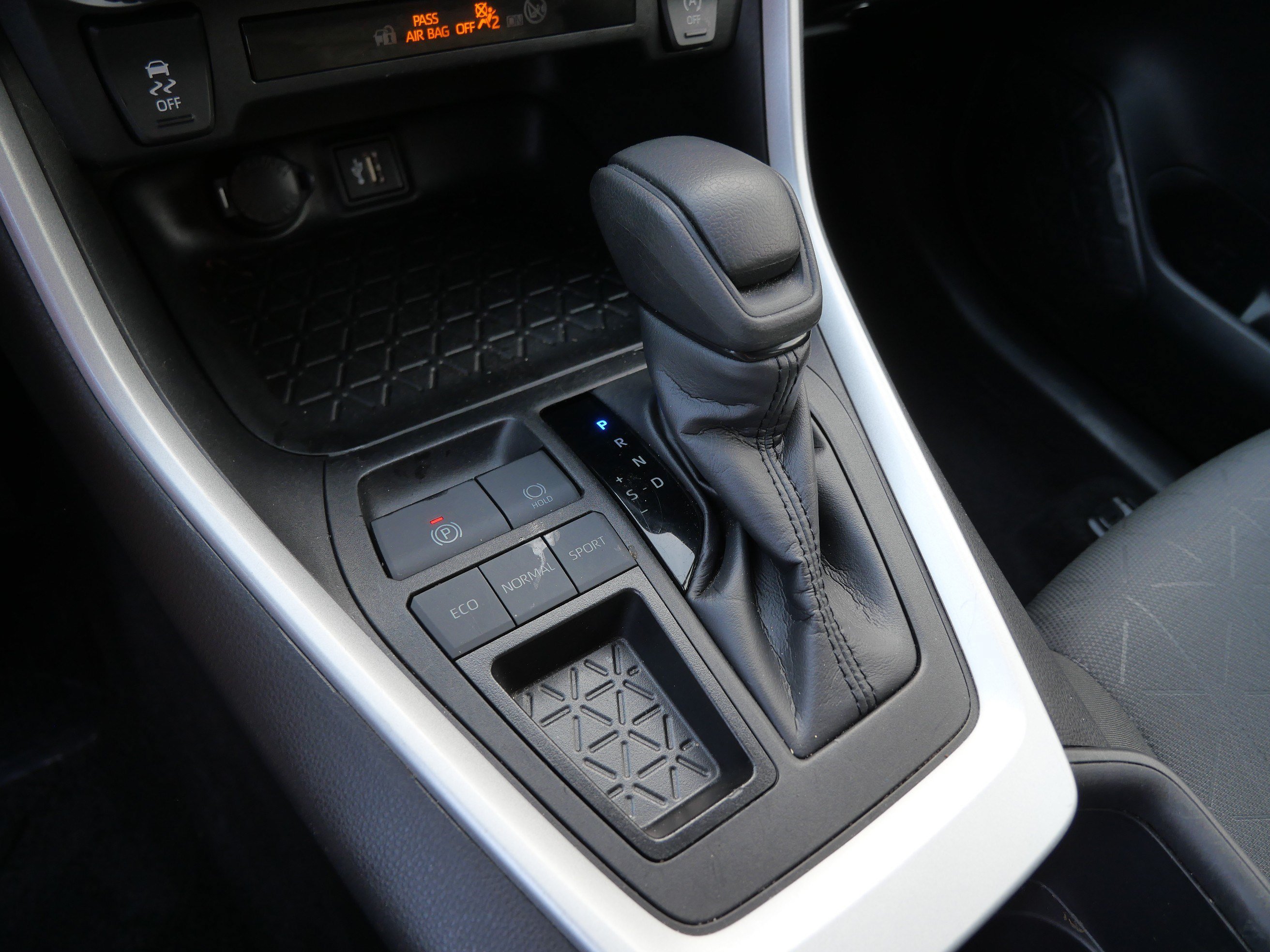 2024 Toyota RAV4 XLE - Photo 24