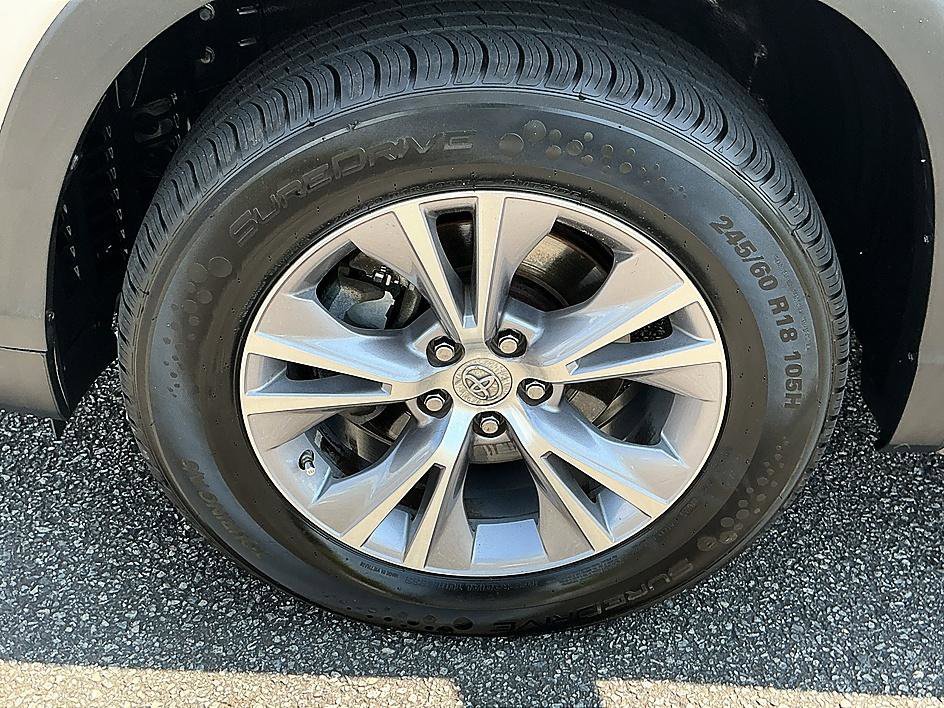 Used 2015 Silver Sky Metallic Toyota XLE image 10