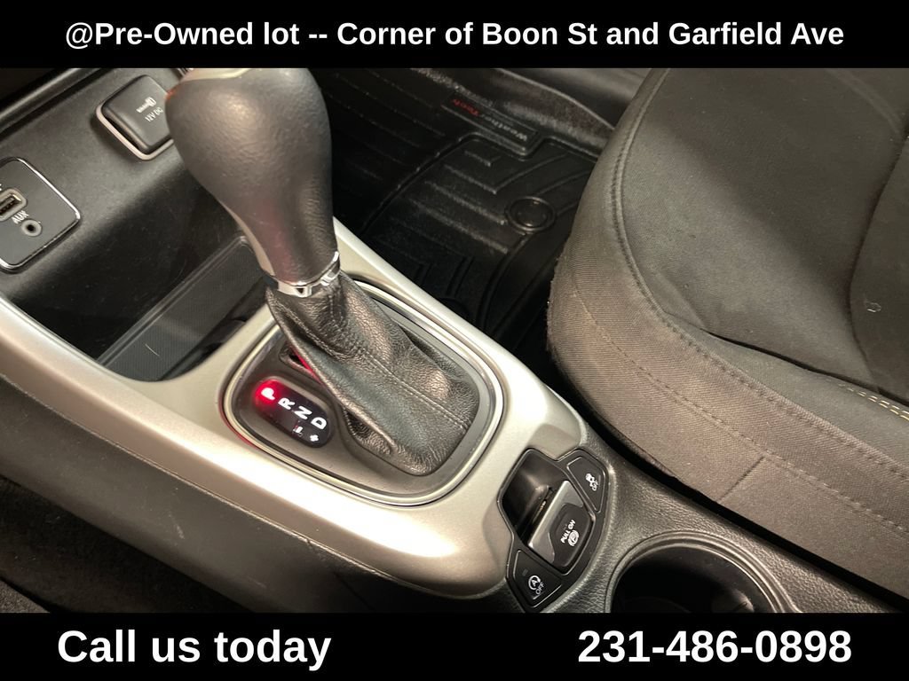 Used 2018  Jeep Sport image 25