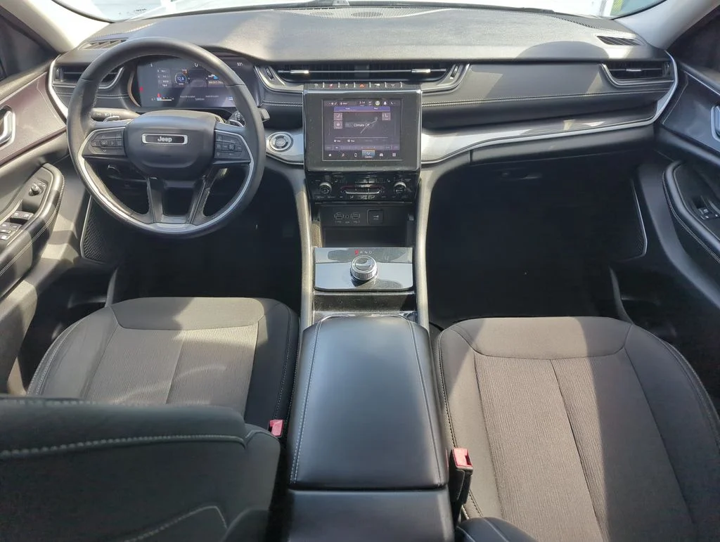 Used 2022 Silver Jeep Laredo image 15