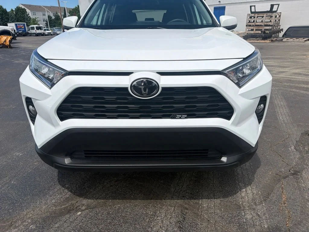 Used 2019 White Toyota XLE image 10