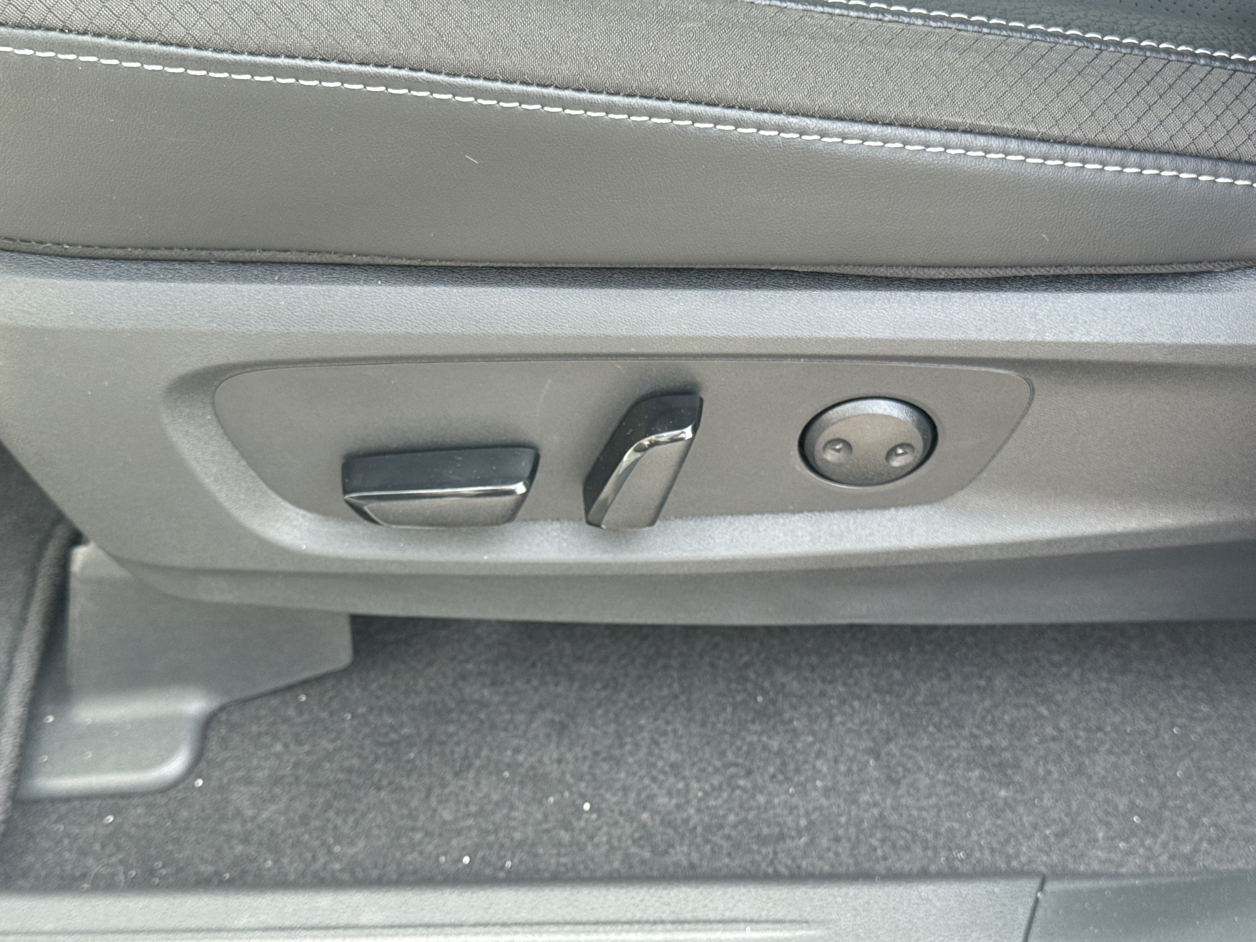 New 2026 Everest White Pearl Tricoat Nissan SL 4WD image 15