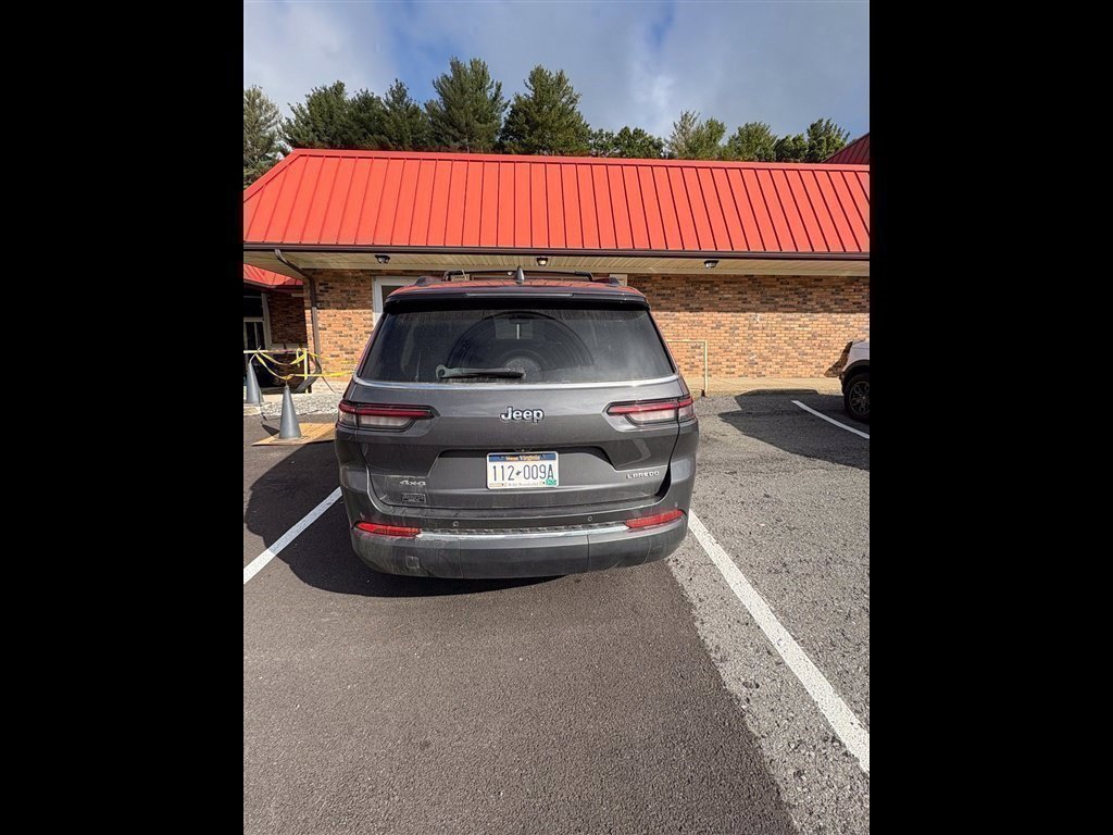 Used 2023 Gray Jeep Laredo image 1