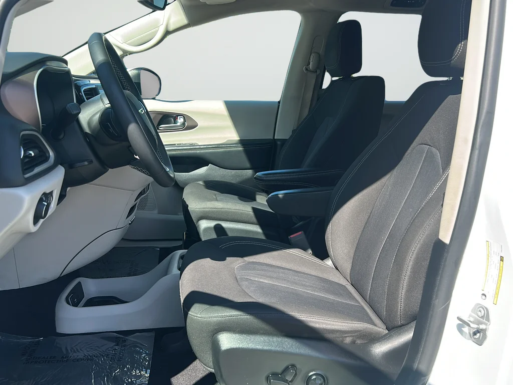 Used 2023 White Chrysler LX image 10