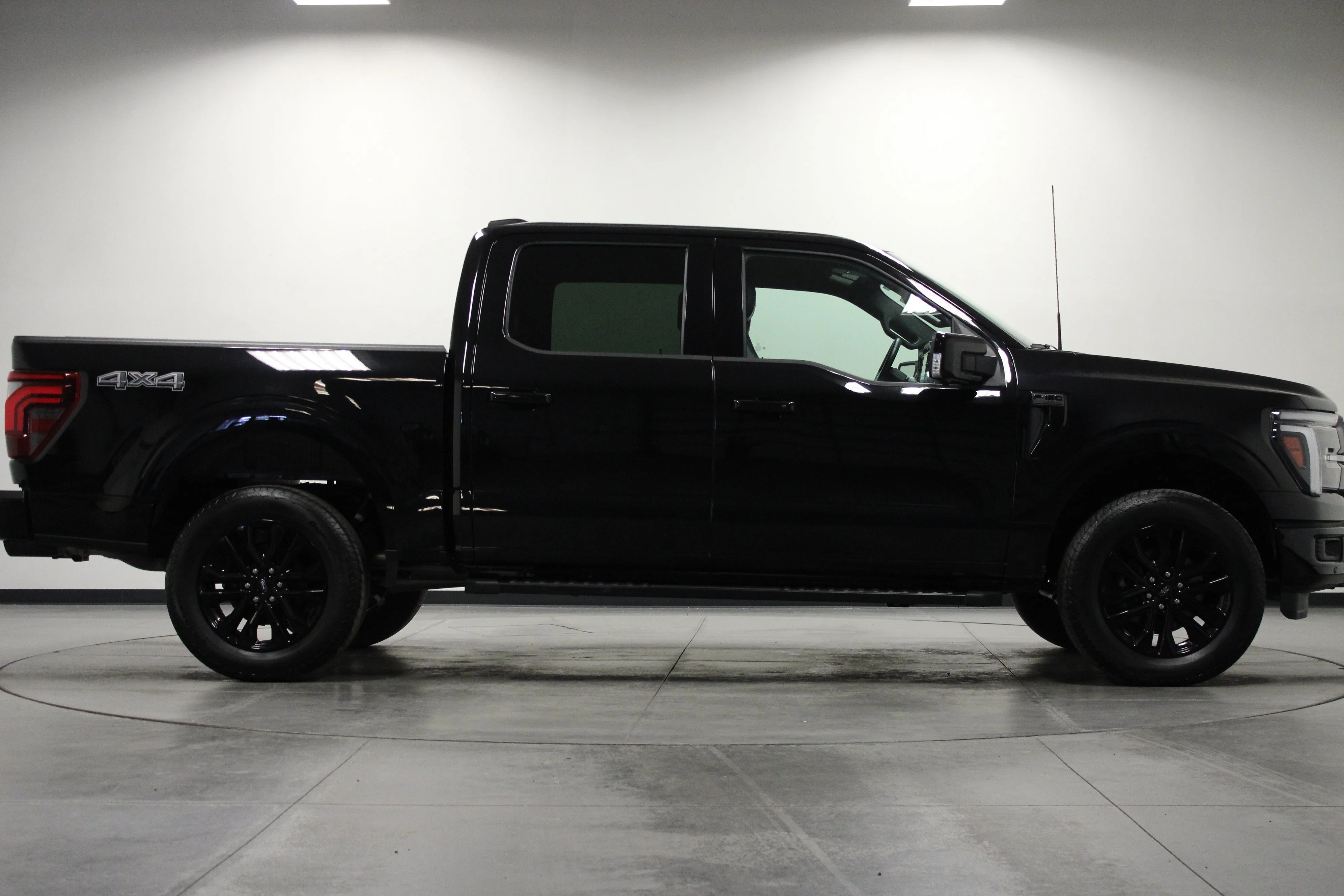 Used 2025 Agate Black Metallic Ford LARIAT image 3
