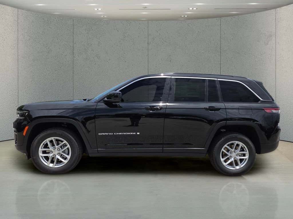 New 2026 Diamond Black Crystal Pearl-Coat Exterior Paint Jeep Laredo image 9