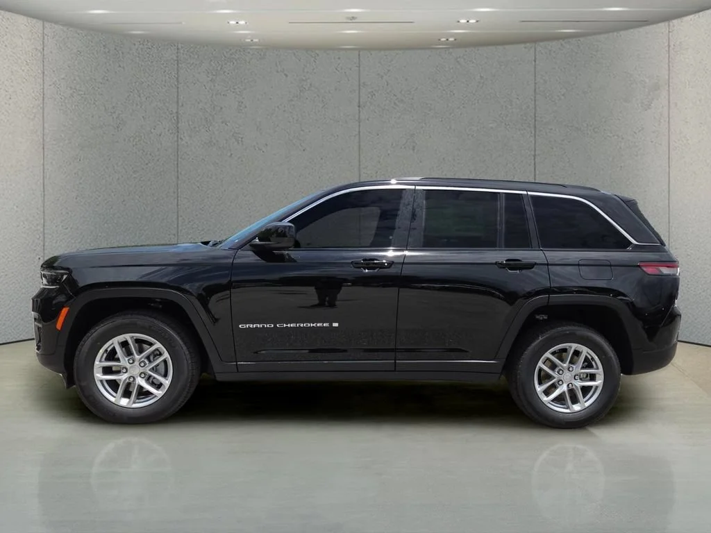 New 2026 Diamond Black Crystal Pearl-Coat Exterior Paint Jeep Laredo image 9