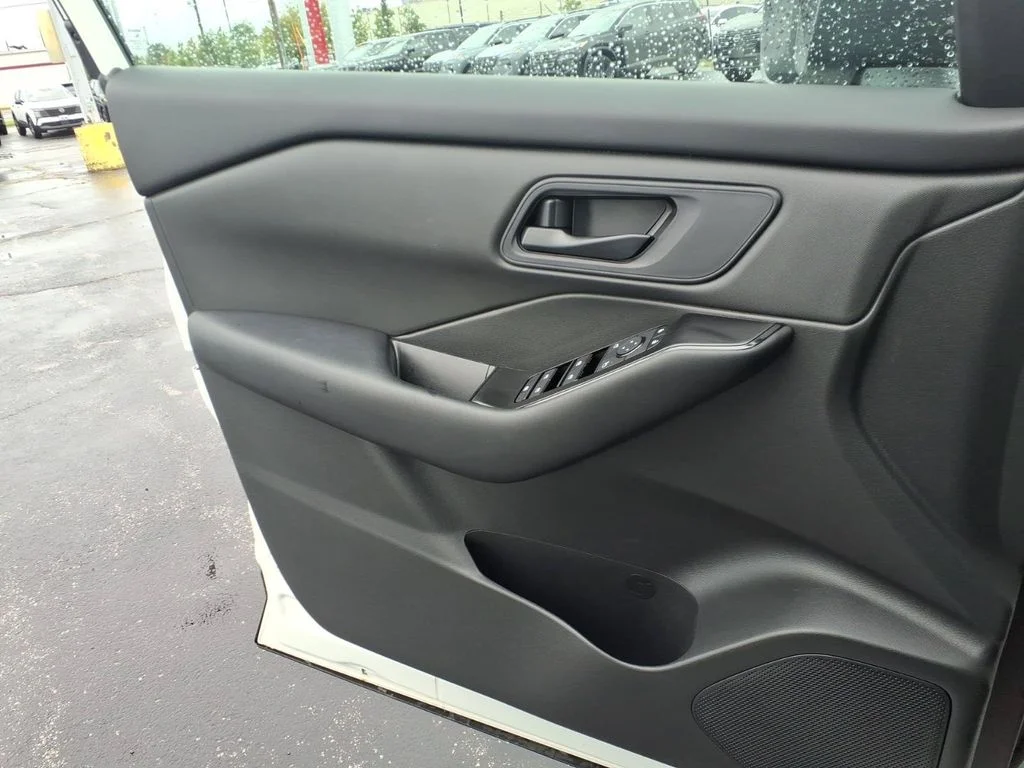 Used 2025 White Nissan S image 31