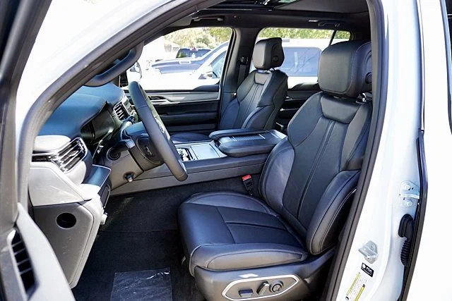 New 2026 Bright White Clear-Coat Exterior Paint Jeep Limited Altitude image 18