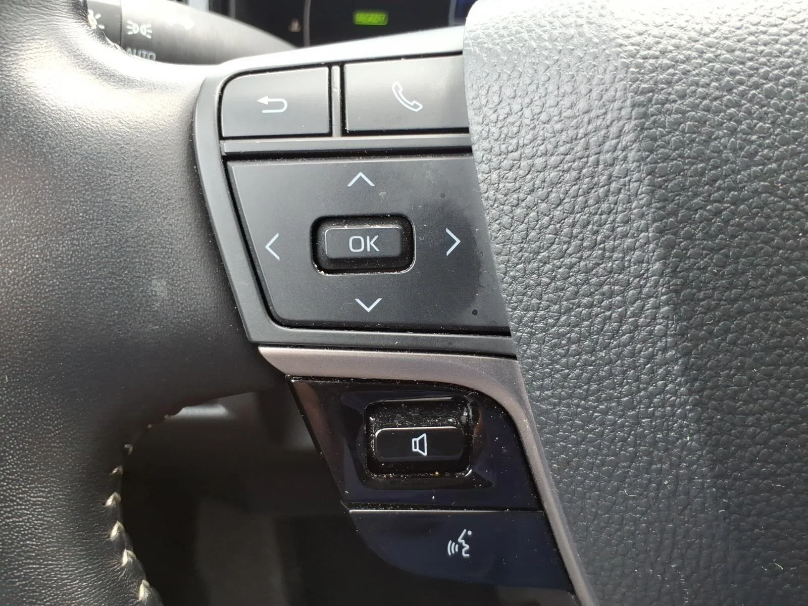 Used 2025 WHITE Toyota SE image 13