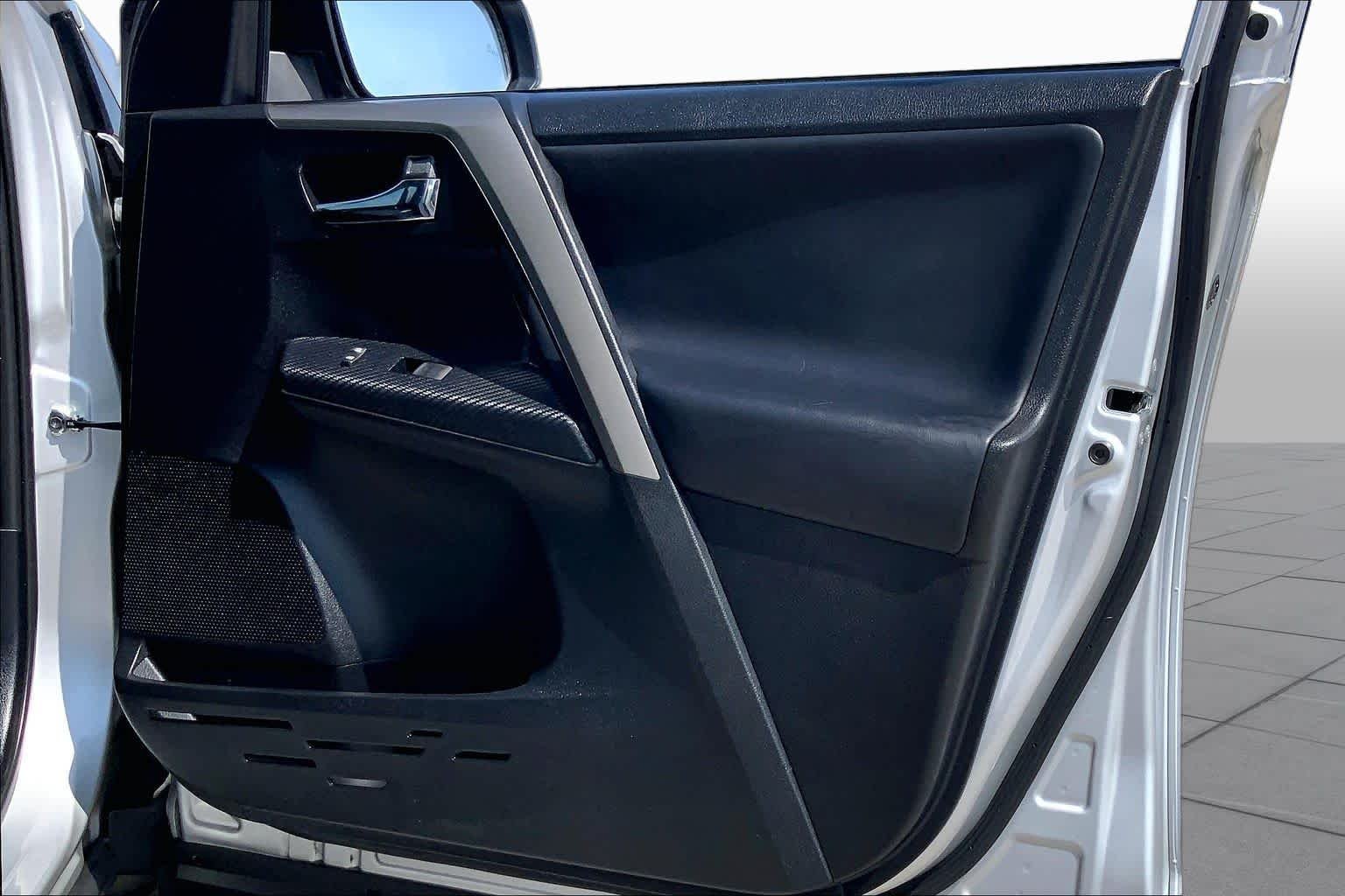 Used 2015 Classic Silver Metallic Toyota Limited image 22