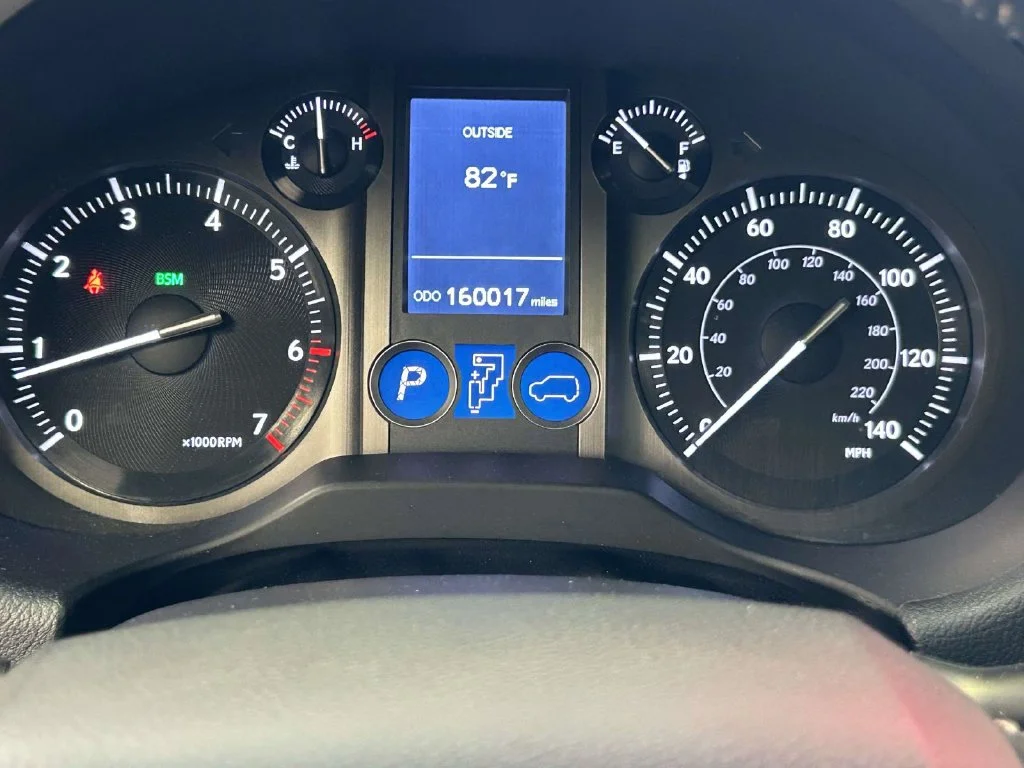 Used 2018 White Lexus 460 image 27