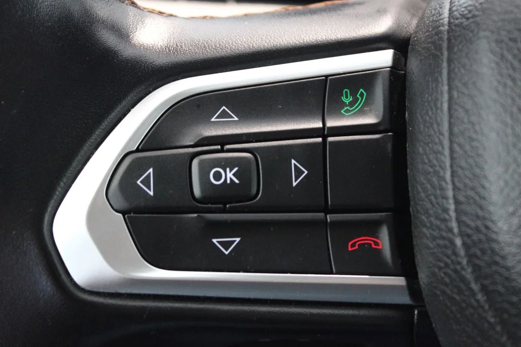 Used 2022 Gray Jeep Limited image 22