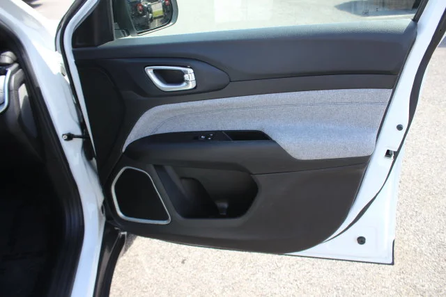 Used 2024 White Jeep Latitude image 31