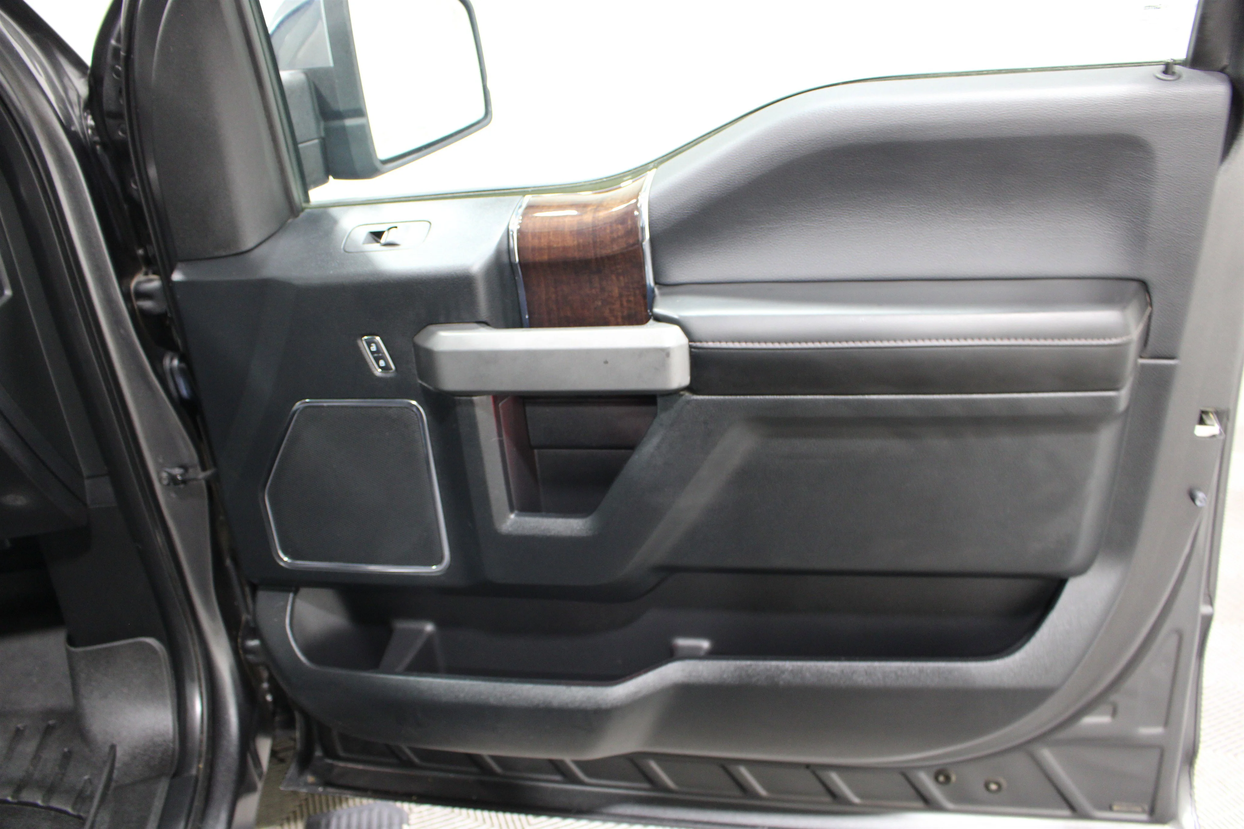 2016 Ford F-150 Platinum - Photo 27