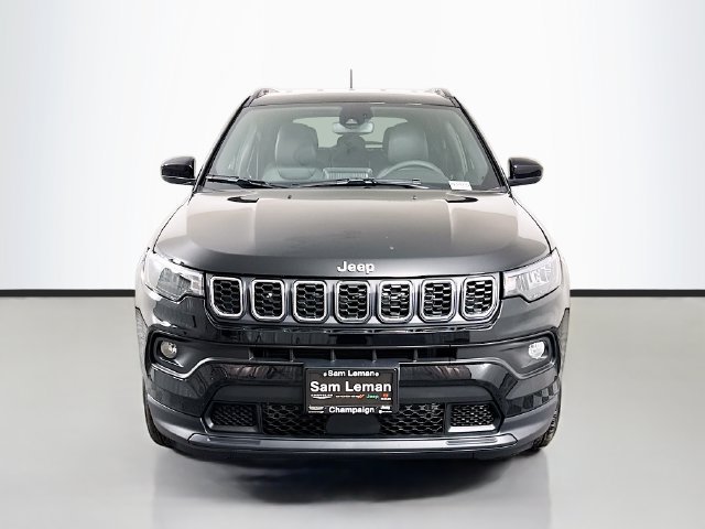 New 2026 Diamond Black Crystal Pearl-Coat Exterior Paint Jeep Latitude image 2