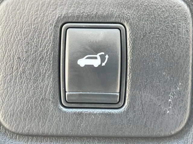 Used 2017 White INFINITI Base image 26