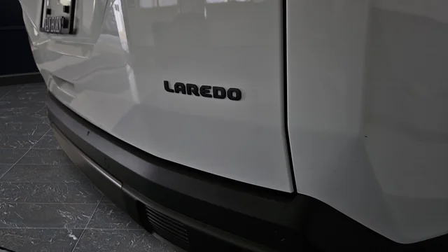 New 2026 Bright White Clear-Coat Exterior Paint Jeep Laredo image 38