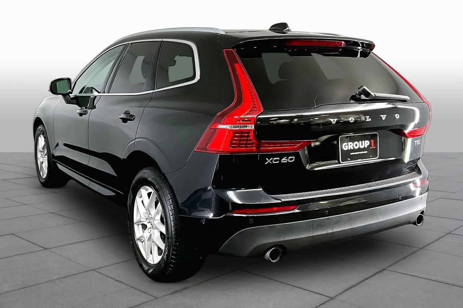 Certified Used 2019 Onyx Black Metallic Volvo Momentum image 12