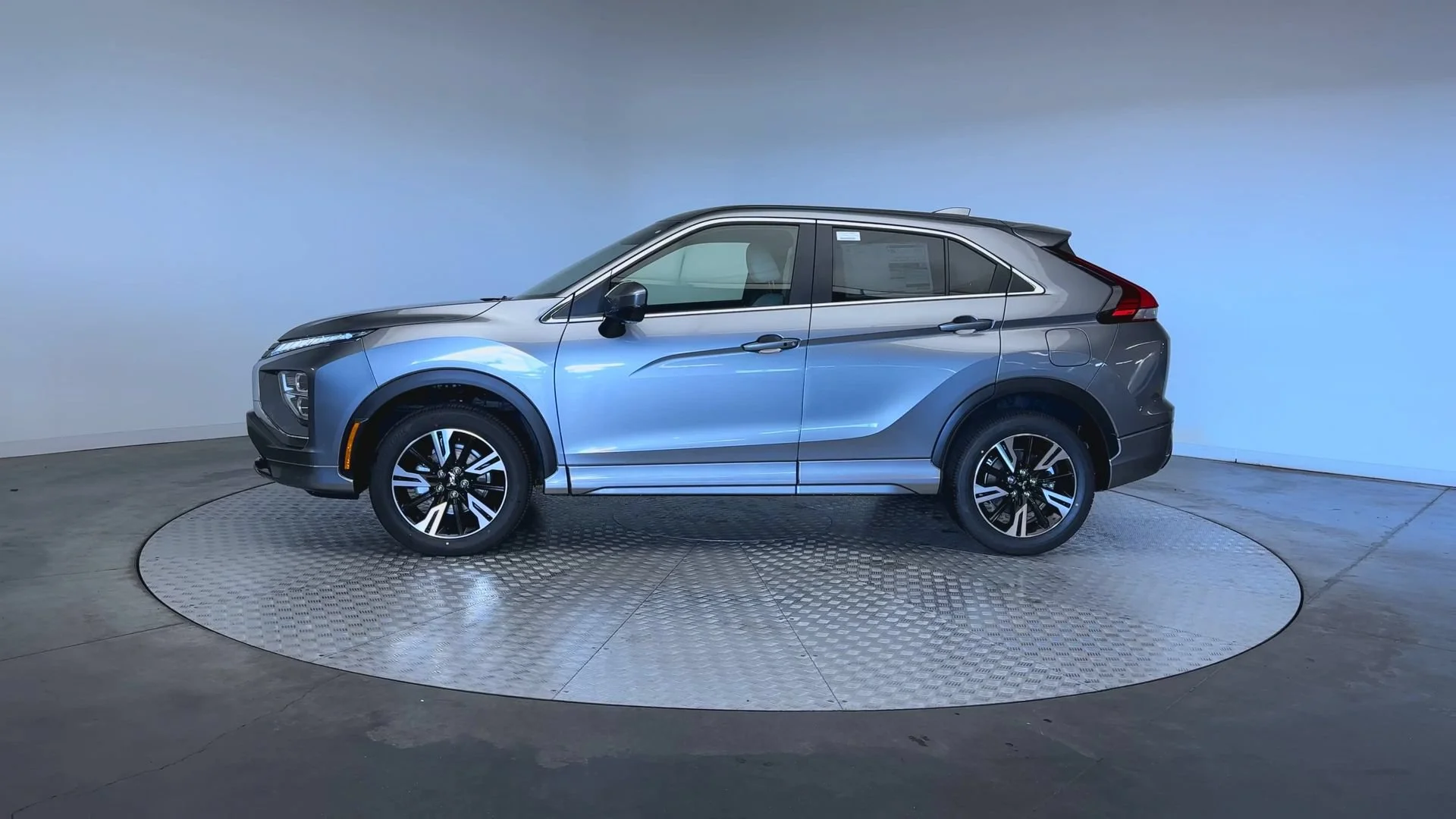 New 2026 Mercury Gray Metallic Mitsubishi SEL image 5