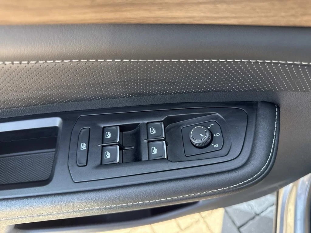 Used 2025  Volkswagen 2.0T SE w/Technology image 17