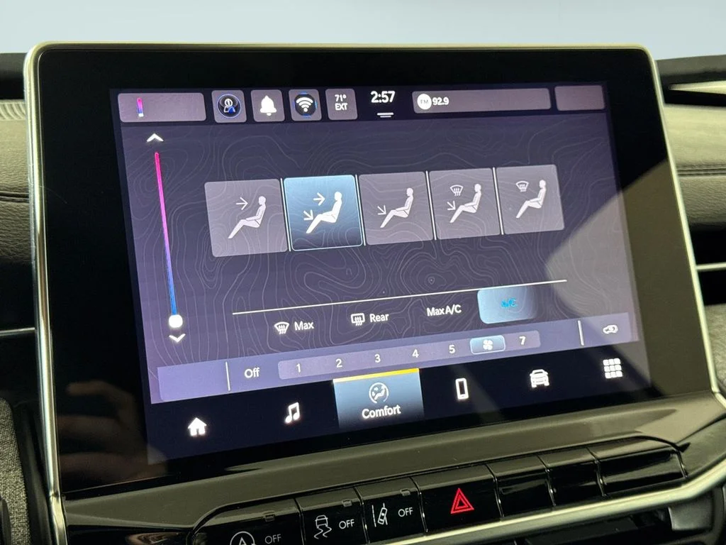 Used 2024 Silver Jeep Latitude image 22