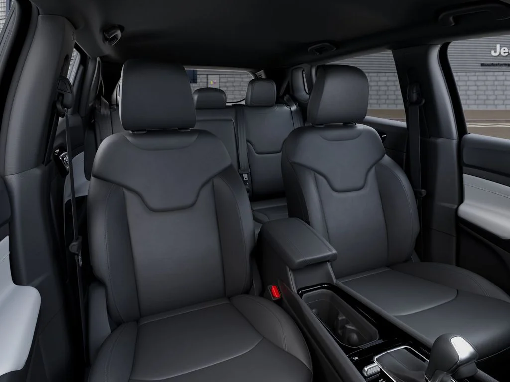 New 2026 Diamond Black Crystal Pearl-Coat Exterior Paint Jeep Limited image 16