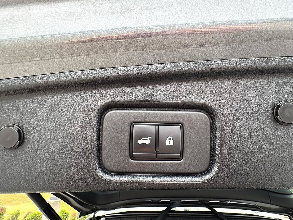 Used 2025 Super Black Nissan SV image 39