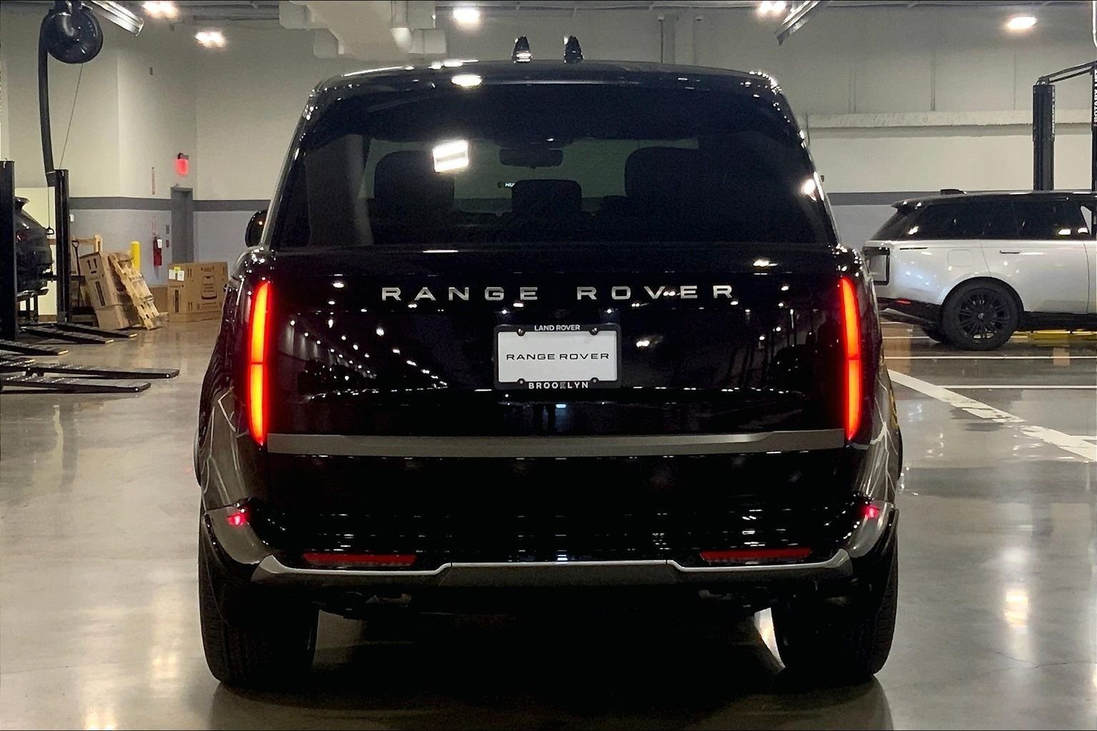 New 2026 Santorini Black LAND ROVER SE image 4