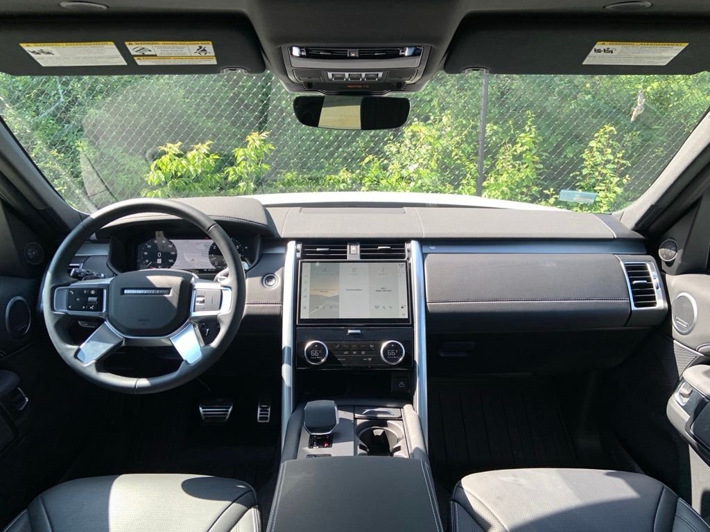 Used 2025 White Land Rover Dynamic SE image 18