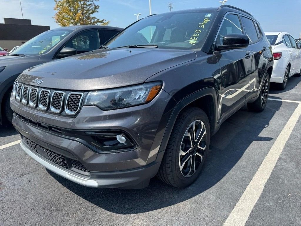 Used 2024  Jeep Limited image 3