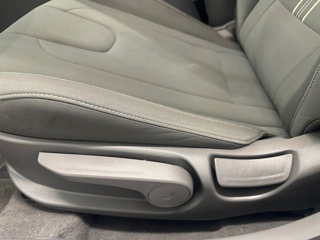 Used 2025 White Hyundai SEL Convenience image 19