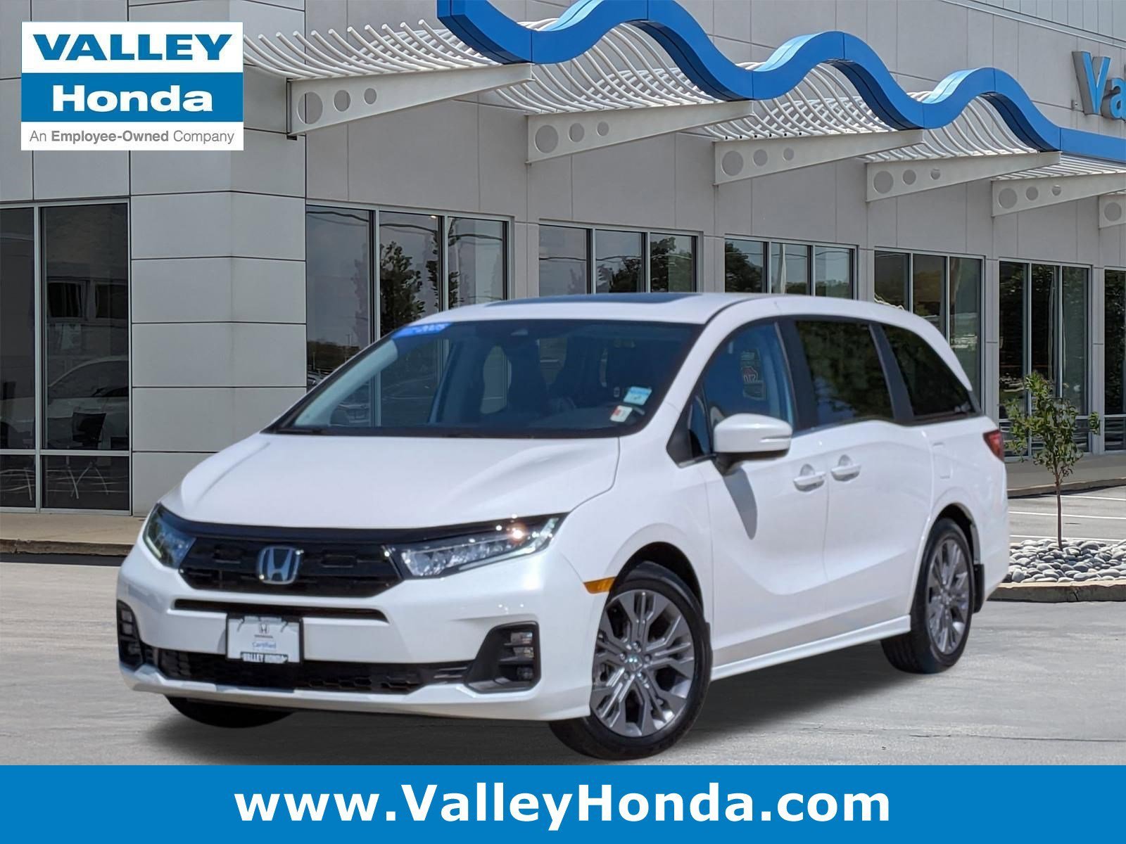 2025 Honda Odyssey Touring's photo