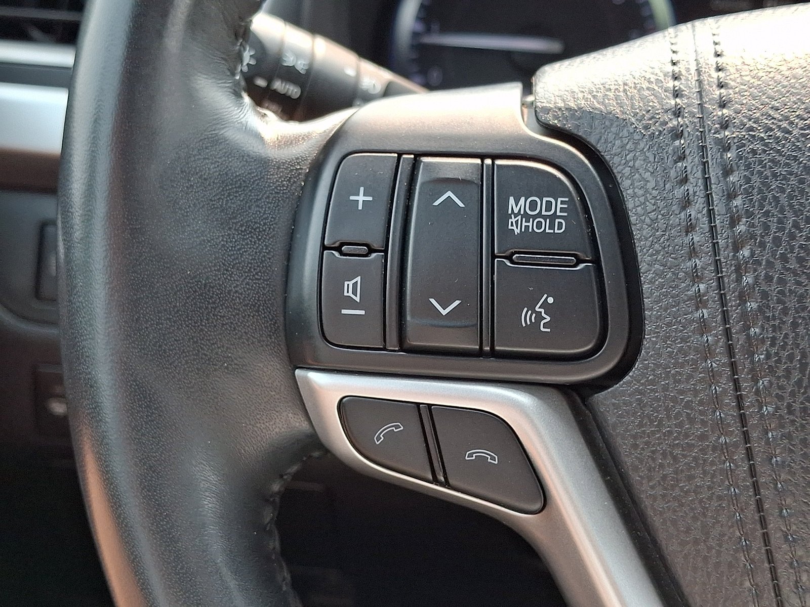 Used 2018 Shoreline Blue Pearl Toyota Limited Platinum image 24