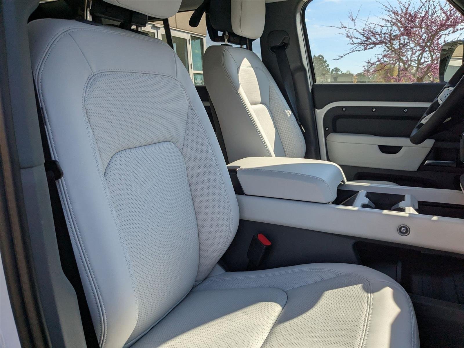 Used 2025 Fuji White Land Rover X-Dynamic SE image 36