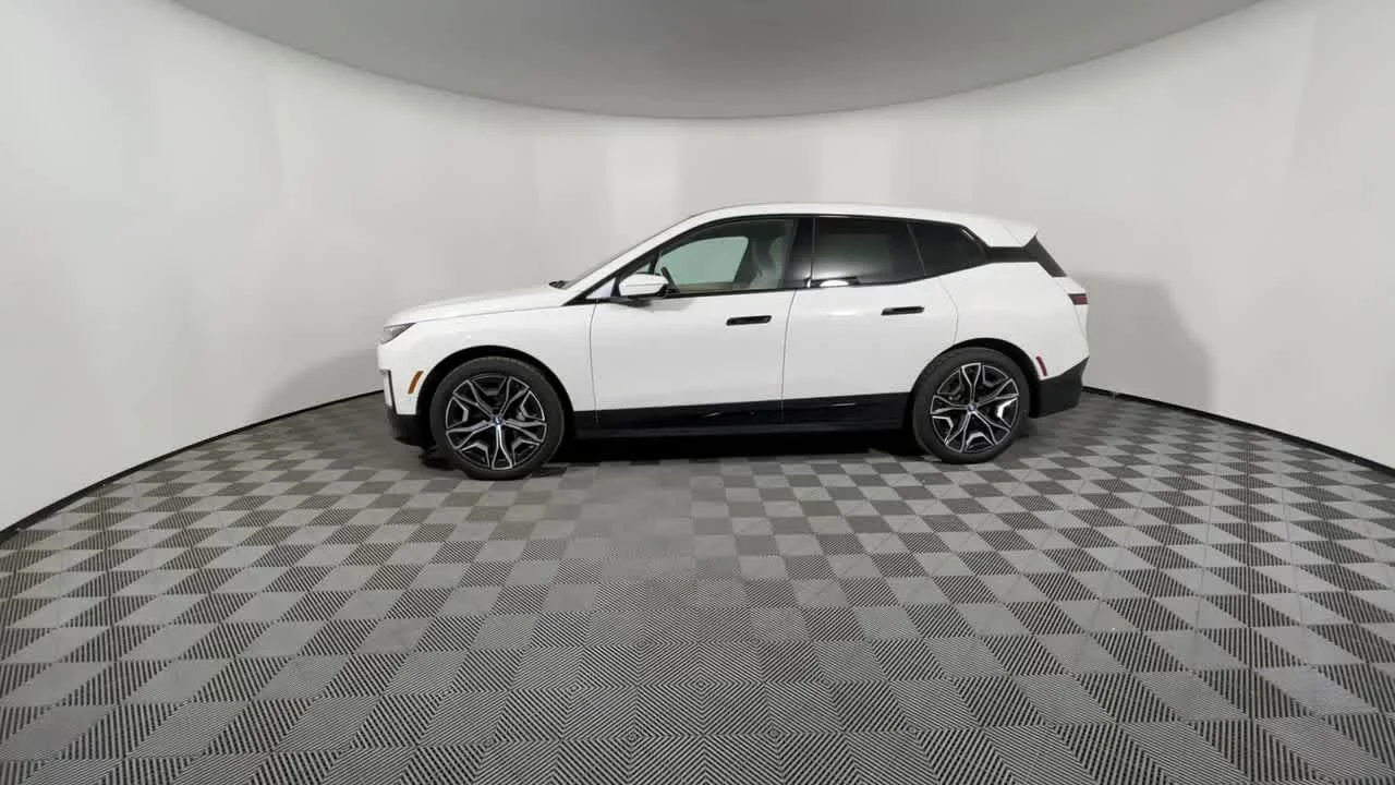 New 2022 Alpine White BMW xDrive50 image 8
