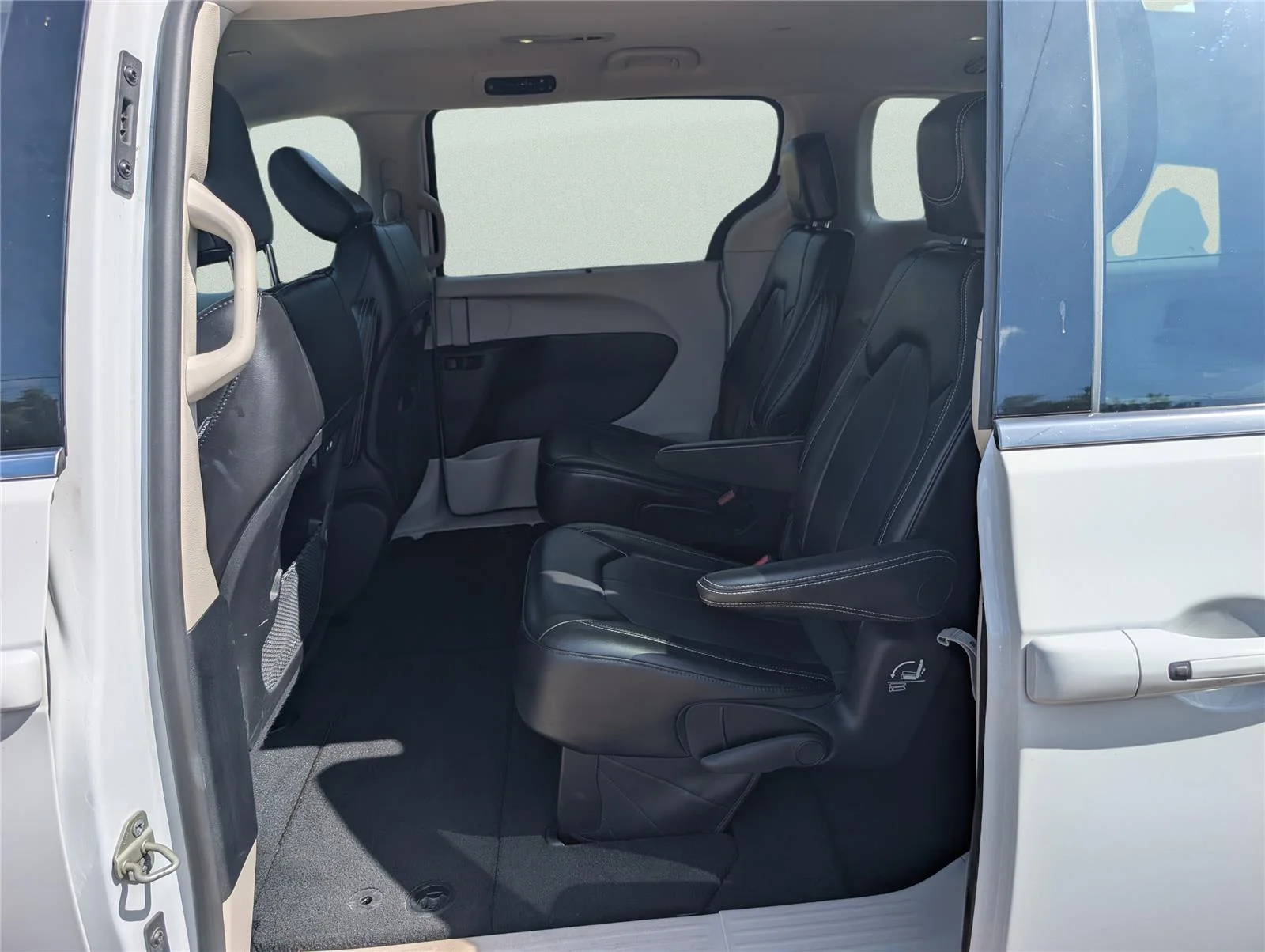 Used 2024 Bright White Clearcoat Chrysler Touring L image 31