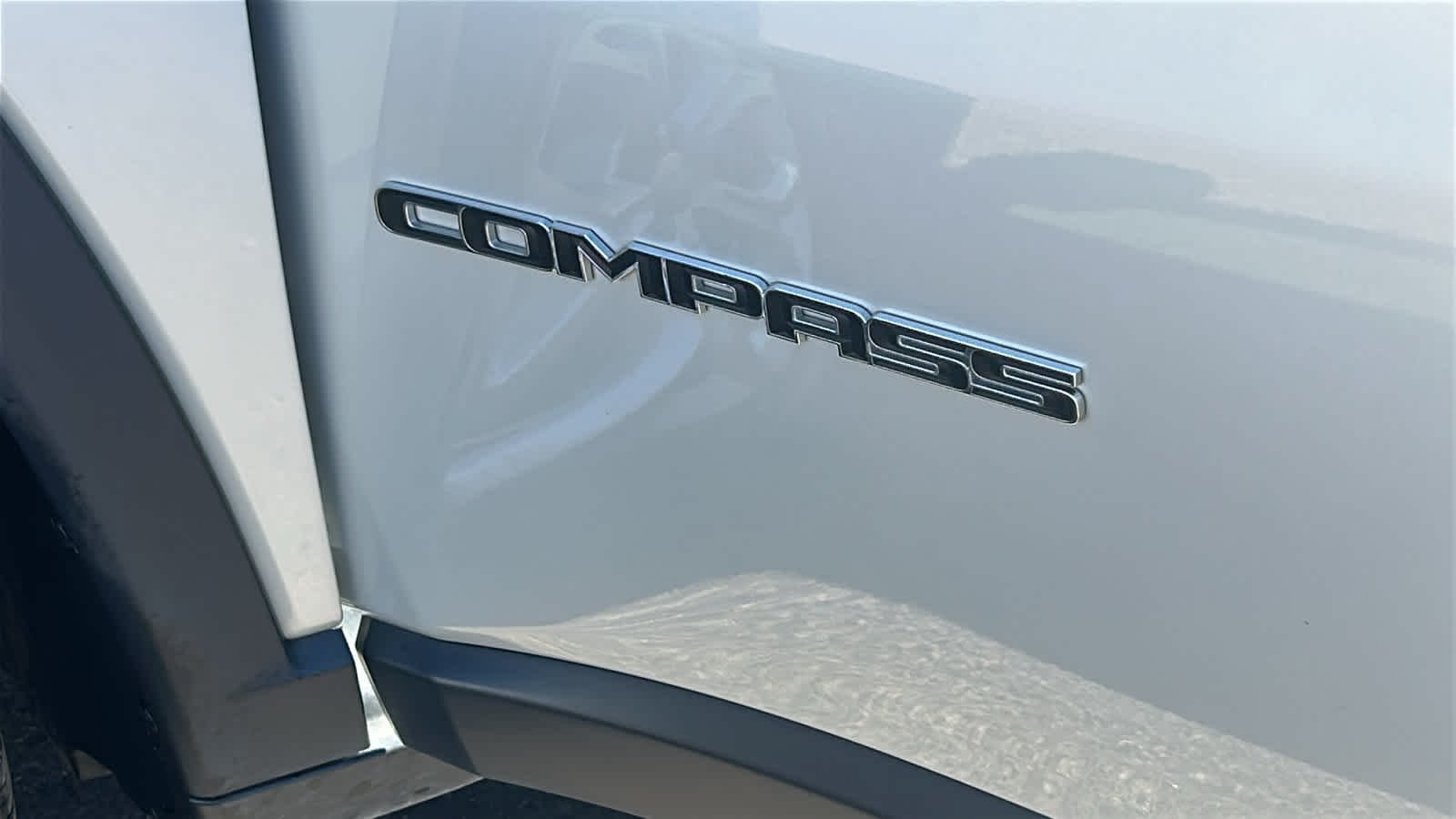 Used 2024 Silver Zynith Metallic Clearcoat Jeep Latitude image 28
