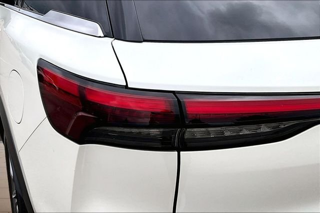 Used 2023 White INFINITI LUXE image 30