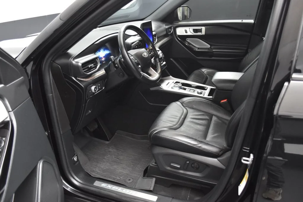 Used 2021 Black Metallic Ford Platinum image 8