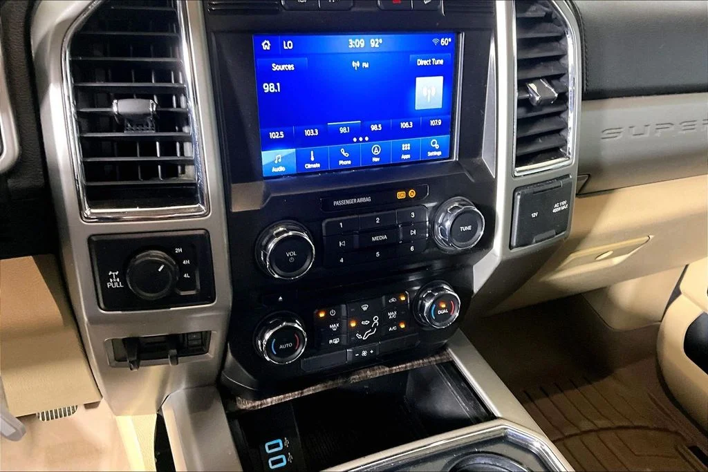 Certified Used 2018 White Platinum Clearcoat Metallic Ford Lariat image 24