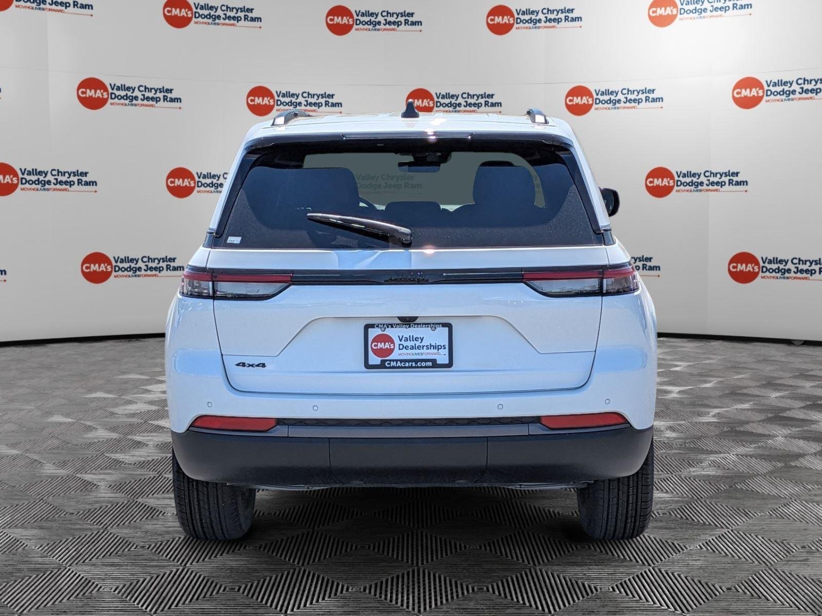 New 2026 Bright White Clear-Coat Exterior Paint Jeep Laredo Altitude image 6