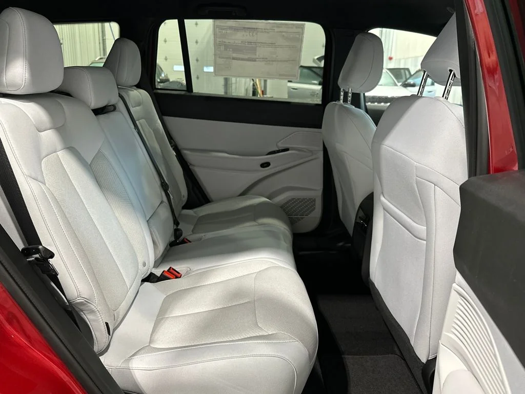 New 2026 Red Hot Pearl-Coat Exterior Paint Jeep Laredo image 31