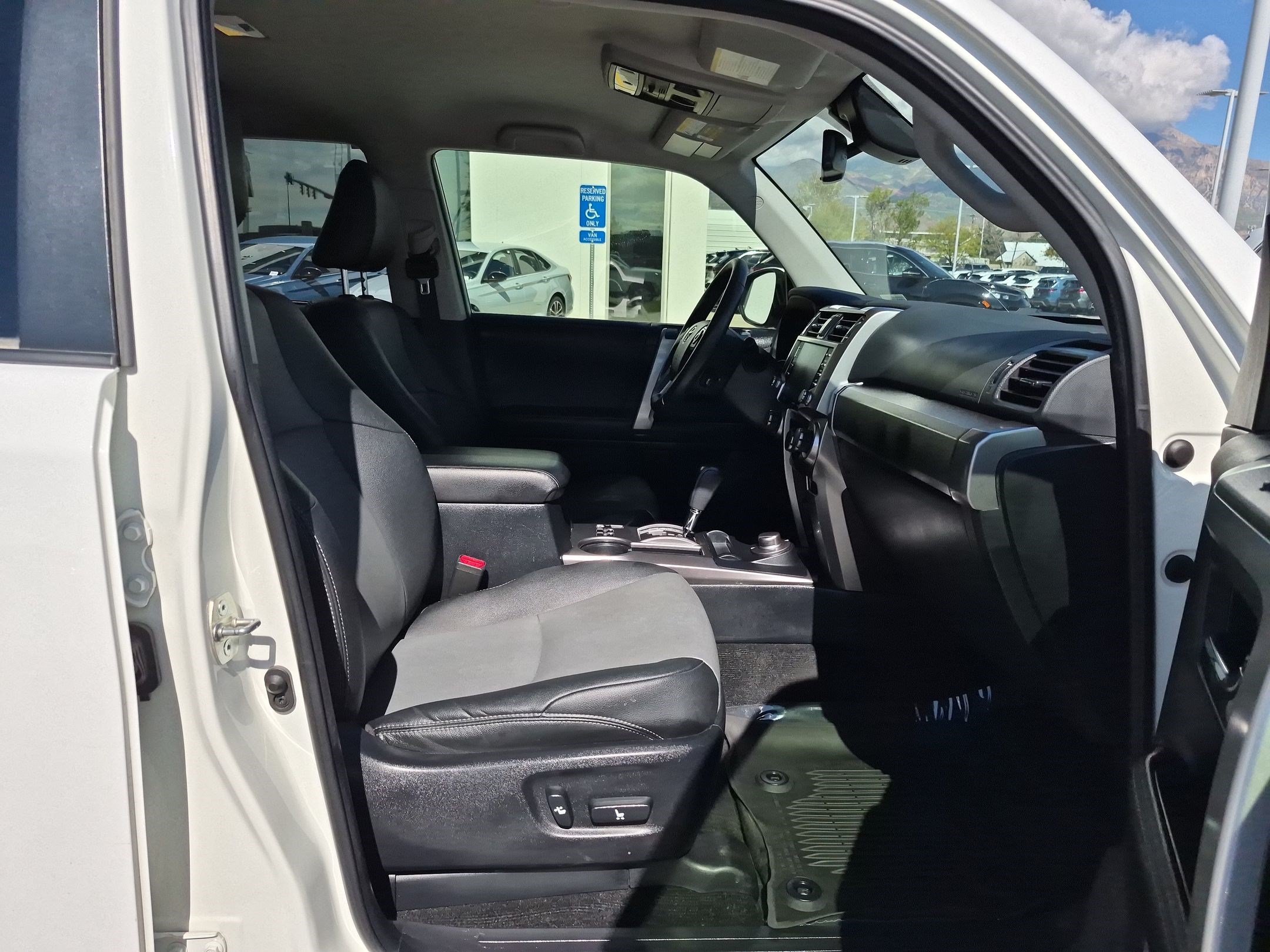 Used 2022 White Toyota SR5 Premium image 30