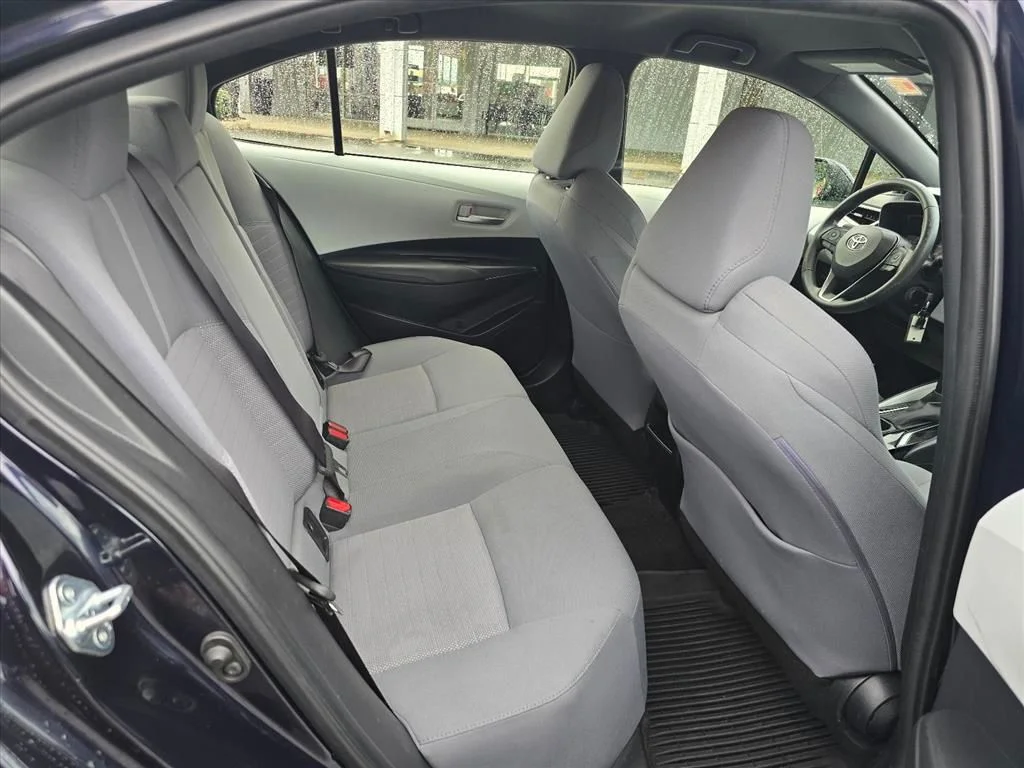 Used 2020  Toyota SE image 12