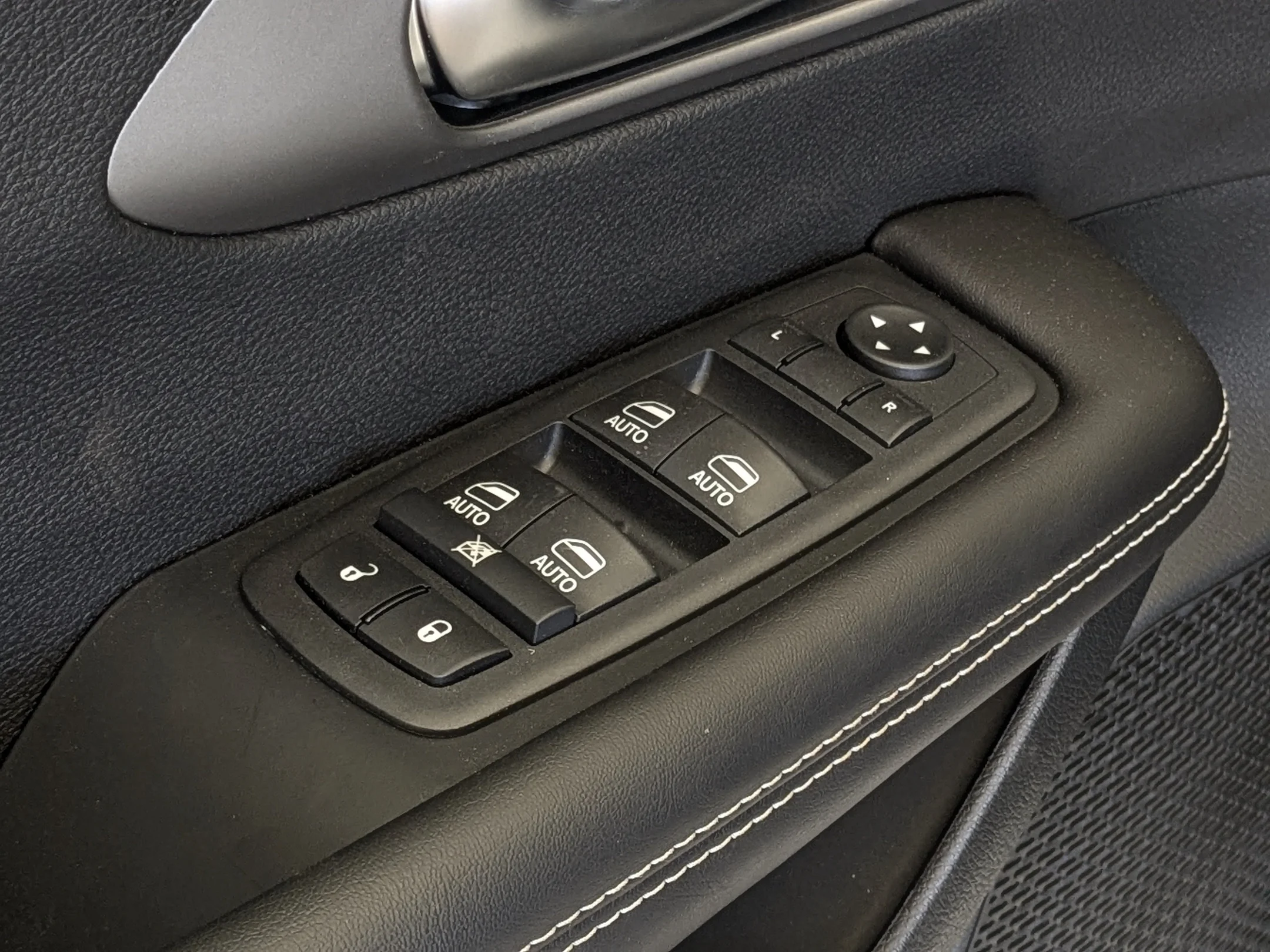 New 2027 White Chrysler Select - - FWD - Stow n Go Seating - Remote Start - Adaptive Cruise w/Stop&Go & More! image 13