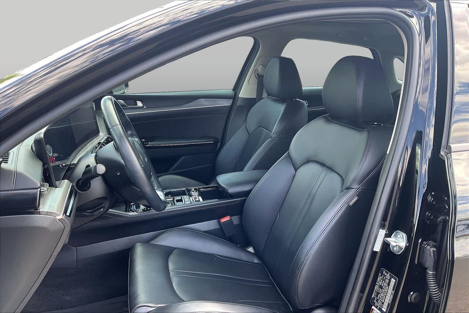 Used 2025 Aurora Black Pearl Kia EX image 8